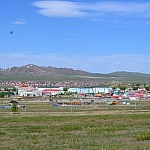 Ein Blick über Darkhan - mit wunderschönem blauen Himmel