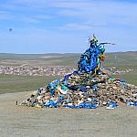 Der Owoo (Steinhaufen) auf dem Berg - einer von vielen in der Mongolei