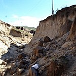 Mitten im Berg ist plötzlich ein großer Riss, entstanden durch Wasserabtragung