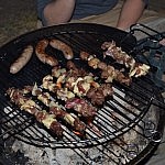 Die Bratwürste und das Schaschlick werden auf dem Grill gegrillt