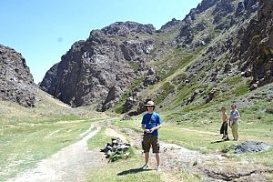 In der Geierschlucht bei wunderschönem Wetter - Schutz durch Brille und Hut