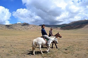 Dümmer kann man auf einem Pferd nicht sitzen, aber es wirkt nur so ... ich habe mich extra für das Foto umgedreht