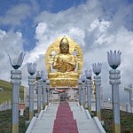 Am Kloster Amarbaysaglant - viele Stufe führen hinauf zur Statue