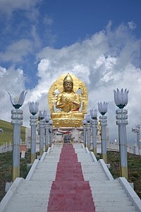 Am Kloster Amarbaysaglant - viele Stufe führen hinauf zur Statue