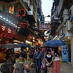 Aber auch das ist eine Straße in Macao - hier weiß man schon eher, dass man in Asien ist