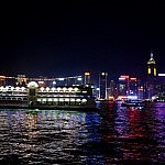 Die Skyline Hongkongs bei Nacht - mit Schiff im Vordergrund