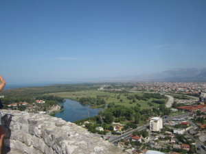 Rechts die Stadt Shkodra und im Hintergrund ausnahmsweise nicht das Meer sondern ein See