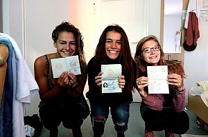 Von links nach rechts: Ich, Maja und Eli am Werbellinsee mit dem Argentinien-, Peru- und Chilevisum