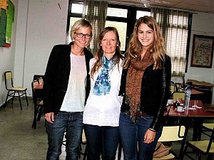 Von links nach rechts: Katharina, Katja und ich in der Schule