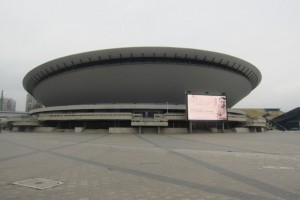 Wojewódzka Hala Widowisko-Sportowa: wird auch "Spodek" (Untertasse) genannt, in die Mehrzweckhalle passen rund 11 000 Zuschauer