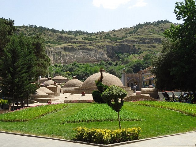 Das Bäderviertel. Georgiens Hauptstadt steht auf vielen heißen Schwefelquellen (tibli bedeutet warm) Das Bäderviertel. Georgiens Hauptstadt steht auf vielen heißen Schwefelquellen (tibli bedeutet warm)
