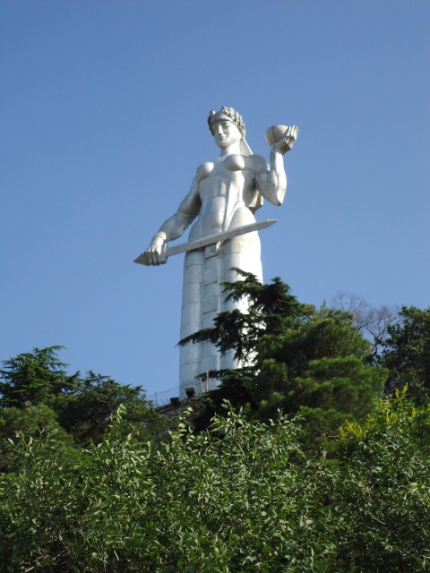 Die Mutter Georgiens hält in ihren Händen ein Schwert (Abwehr von Feinden) und eine Schale (Gastfreundschaft gegenüber Freunden) Die Mutter Georgiens hält in ihren Händen ein Schwert (Abwehr von Feinden) und eine Schale (Gastfreundschaft gegenüber Freunden)