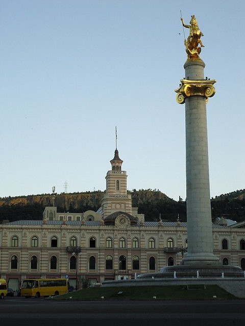 Der heilige Georg hoch zu Ross, den Drachen tötend. Am Freiheitsplatz nahe an Noras WG. Der heilige Georg hoch zu Ross, den Drachen tötend. Am Freiheitsplatz nahe an Noras WG.
