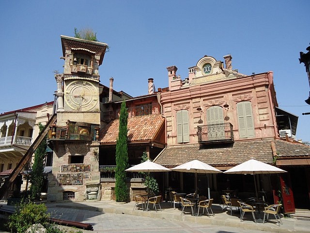 Für mich das schönste Gebäude - der Uhrenturm. Mit dem angrenzenden Café wirkt er wie eine Filmkulisse. Atemberaubend schön auch bei Nacht.