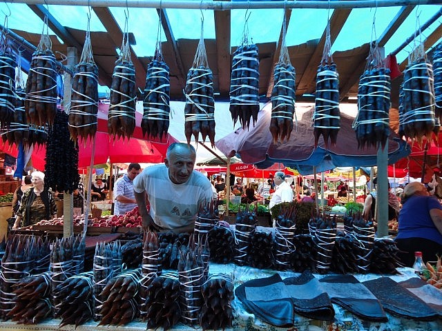 Keine Kerzen, sondern eine Süßigkeite aus Traubensaft und Nüssen. Keine Kerzen, sondern eine Süßigkeite aus Traubensaft und Nüssen.