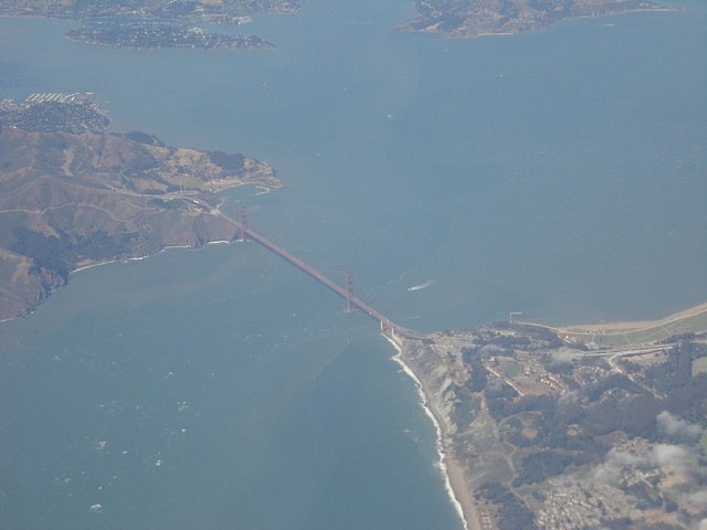 Die Golden Gate Bridge aus dem Flugzeug