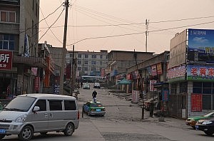 Blick vom Bahnhof Huashan bei unserer Ankunft. Touristisch noch nicht sehr ausgebaut, aber sympathisch