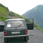 Lada Niva vor zerklüfteter Kulisse