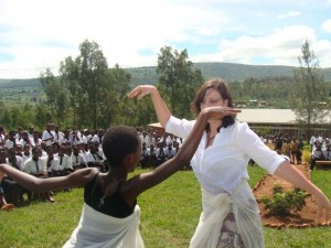 Lets dance together Schulbesuch in Rusumo