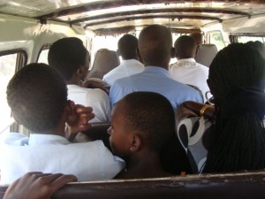 Bus fahren in Rwanda: Wo kein Platz zu sein scheint, ist doch noch welcher....
