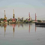 Stark verschmutzter Fluss in La Boca