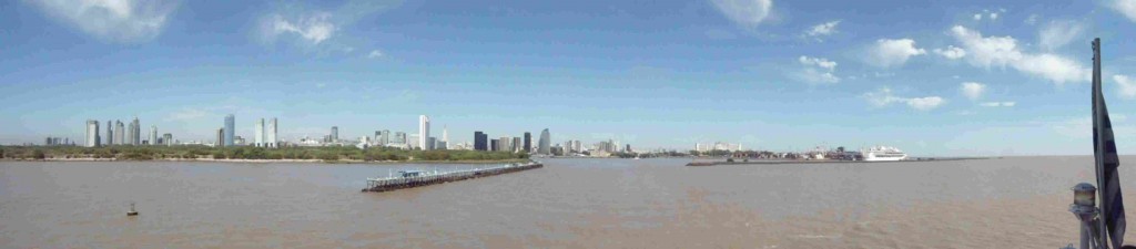 Blick auf Buenos Aires vom Rio de la Plata