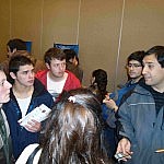 Einige Schüler und Joel, der Klassenlehrer