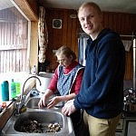 Die Muscheln waschen