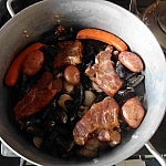 Muscheln, geräucherte Schweinekoteletts, Würstchen, Kartoffeln