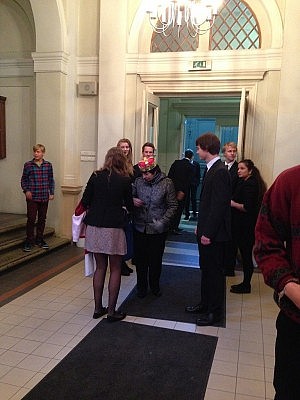 Eine Lehrerin wird von den Schülern begrüßt und bekommt eine Krone aufgesetzt