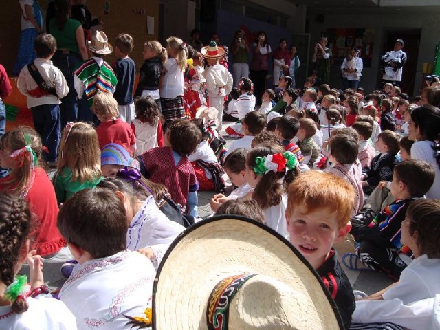 "eine Horde mexikanischer Kindergartenkinder bei der Aufführung eines kurzen Theaterstückes"