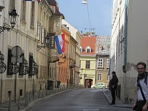 vor einem kroatischen Regierungsgebäude