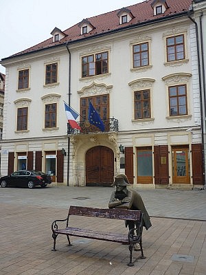 was ist das denn? Wenn man's nicht an der Flagge erkennt, hilft die Figur hinter der Bank vielleicht: die französische Botschaft!