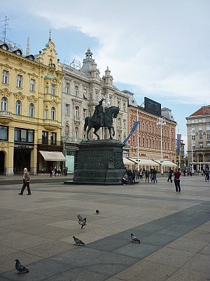 zentraler Platz mit Reiterstandbild