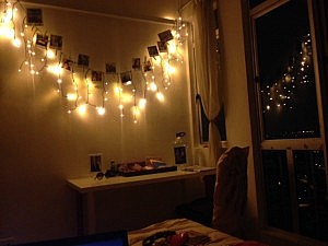 Ein Stück Heimat mit der eigens abmontierten Lichterkette und Fotos. 