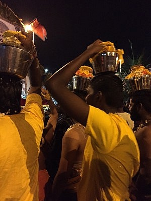 Milchtöpfe auf Kopf.