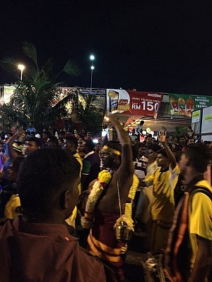 Völlig weggetretene, leere Blicke.