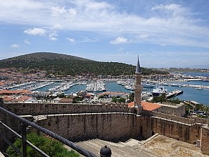Blick von der Festung auf den Hafen