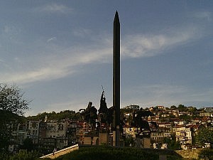 EIn Denkmal für die Zarenfamilie Assen an der berühmten Stambolow-Brücke.