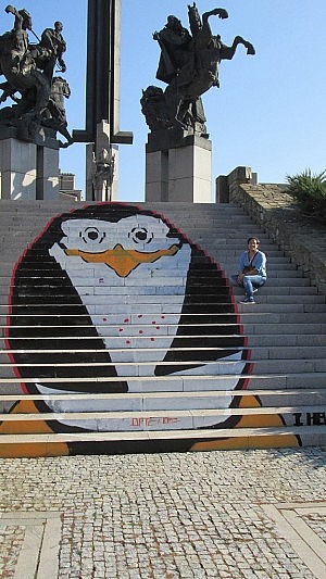 Daniela streitet immer noch vehement dafür, dass die Eule (!) auf diesem Platz vor dem Reiterdenkmal ein Pinguin ist ...