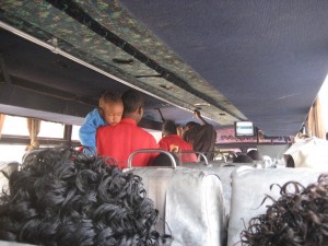 Vollgepackte Bus sind hier so normal wie Kinder in ganz dicken Strickpullis und das bei 27 Grad