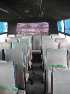 Und diese Reihen müssen fast voll sein, sonst fährt der Bus halt später los...