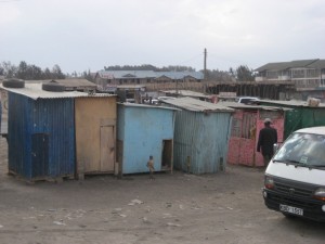 Kleine Kioske von hinten. Hier kann man alles kaufen.