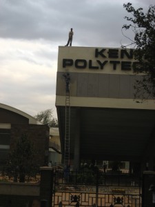 So streicht man hier wohl Häuser...also ich hätte Angst wenn mich nur der Mann auf dem Dach halten würde.