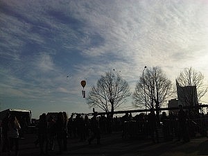 Heißluftballon trägt lettische Flagge