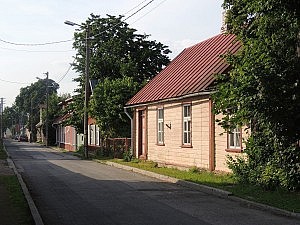 viele, kleine Straßen mit bunten Holzhäusern in Haapsalu