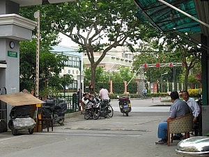 Rechts Männer, die da immer zusammen mit dem Wachmann rumsitzen und klönen. Weiter hinten noch eine Gruppe