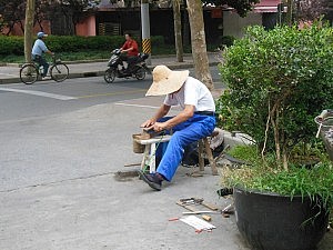 Dieser Mann repariert Schuhe und sitzt jeden Nachmittag dort