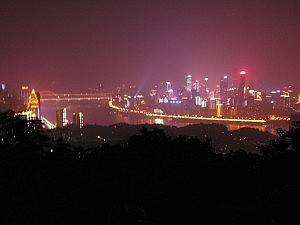 Diese Aussicht hat mich übrigens ganz stark an Hongkong erinnert, wo man auch auf einen Berg fährt und einen ähnlichen Blick hat