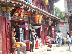 Der schwarz bemalte Mann hat zu Techno-Musik getanzt... Etwas kurios:D